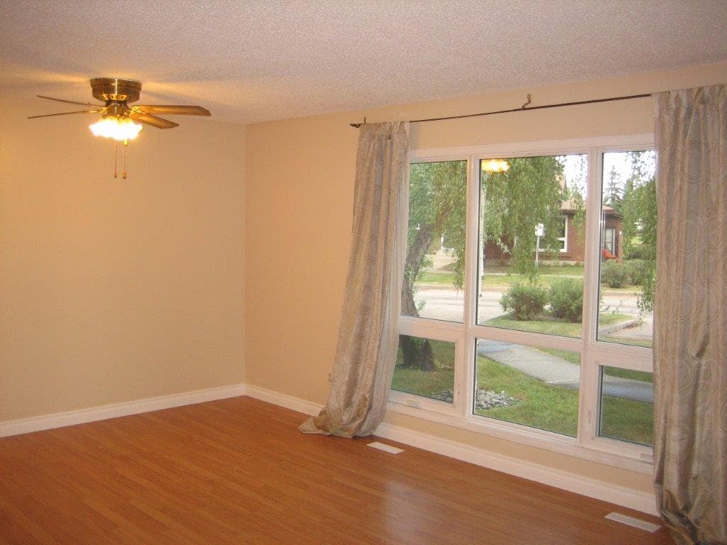 Rare BUNGALOW Townhome, 3 Bedrooms & 8 APPLIANCES! ~ North Edmonton