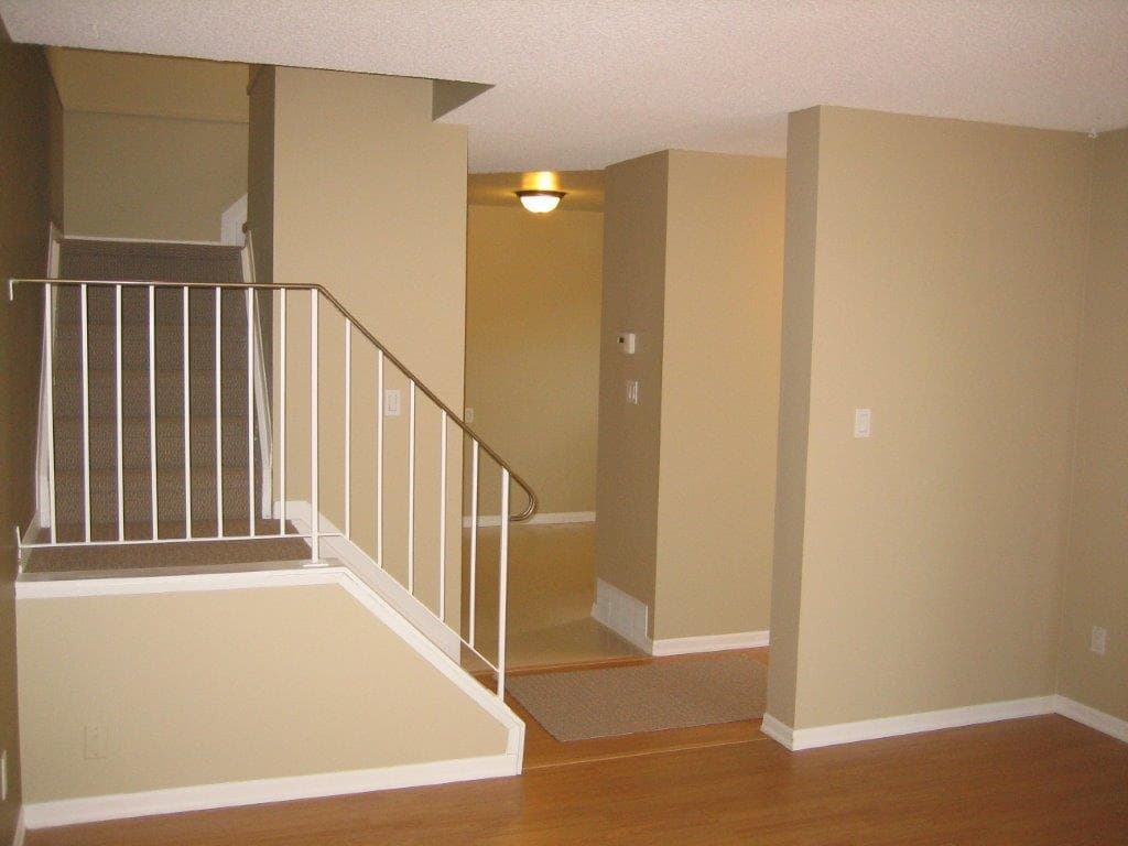 Love Your Home ~ clean & fully upgraded 3-Bedroom Townhouse (North-East)