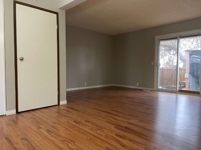 SIMPLY ELEGANT ~ Contemporary Townhome for a Happy Family or Professional ~