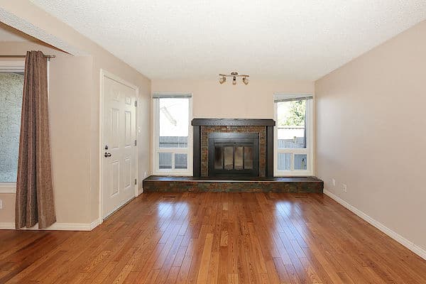 Expect QUALITY & VALUE *** CLEAN & EXPERTLY Upgraded Townhome