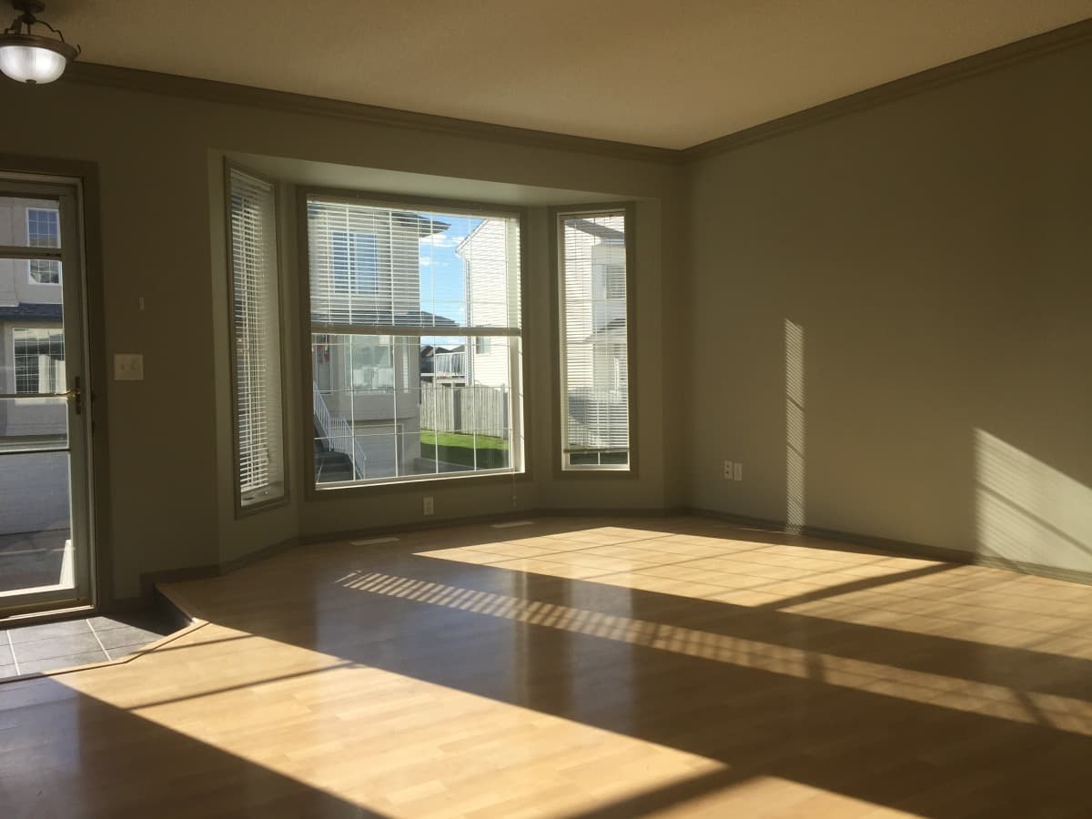 CLEAN Contemporary Townhome with ATTACHED GARAGE >>> 3 minutes to Anthony Henday